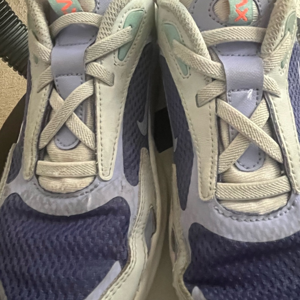 Nike Kids Sneakers in Purple and Cream
Pre-owned